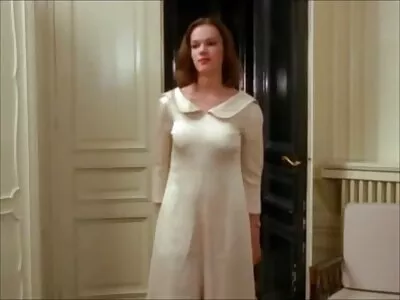 slutty سوتیلی بہنوں کی جوڑی اپنے سوتیلے باپ کا سہارا بانٹتی ہے۔