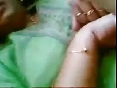 چنچل لڑکی سخت جنسی تعلقات سے پہلے ایک بڑے ڈک کی پوجا کرتی ہے۔