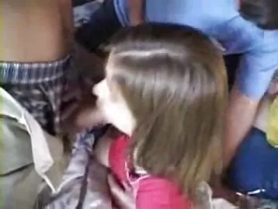 شاندار سنہرے بالوں والی لڑکی دریا کے کنارے پھینکنے سے لطف اندوز ہوتی ہے۔