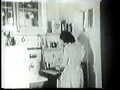 کالج کی نوجوان لڑکی ایک بستر پر ایک بہت بڑے آدمی کو چود رہی ہے۔