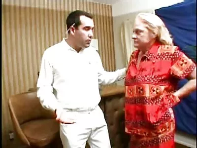 ایک تنگ مال کے ساتھ سینگ کتیا دفتر میں fucked