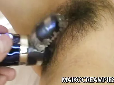 ٹوٹل MILF اپنے سوتیلے بیٹے کو اپنے سنہرے بالوں والی gf کے ساتھ پکڑتا ہے۔