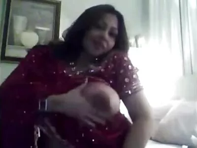 Busty MILF اپنے بیٹے کے لٹکائے ہوئے دوست اور SQUIRTS کو بہکاتا ہے۔