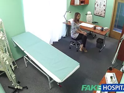 دو سنہرے بالوں والی لڑکیاں اب تک کی سب سے سیکسی FFM میں اداکاری کر رہی ہیں۔