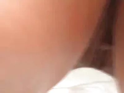 بالغ ہسپانوی بیب اپنی ٹیکسی میں مشکل سے چود رہی ہے۔