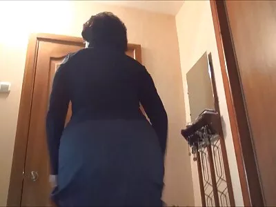 پیسٹی برطانوی سرخ بالوں والی ایلا ہیوز سڑک پر بھاڑ میں جاتی ہے۔